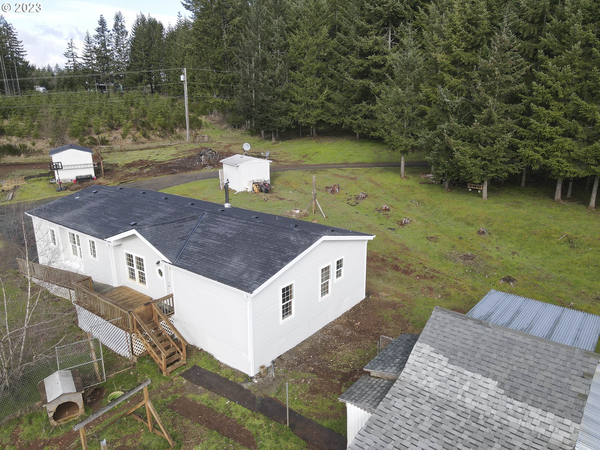 23246 Gooseneck Road Sheridan, OR 97378 - Photo 24 of 27 a view of a chairs and table on the terrace