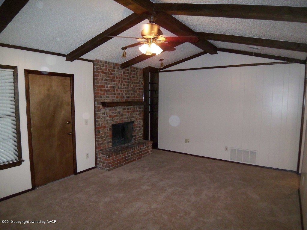 5203 South Fannin Street Amarillo, TX 79110 - Photo 5 of 18 Living Room
