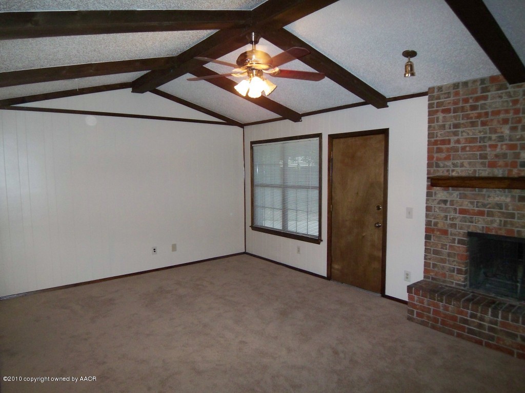 5203 South Fannin Street Amarillo, TX 79110 - Photo 6 of 18 Living Room View 2