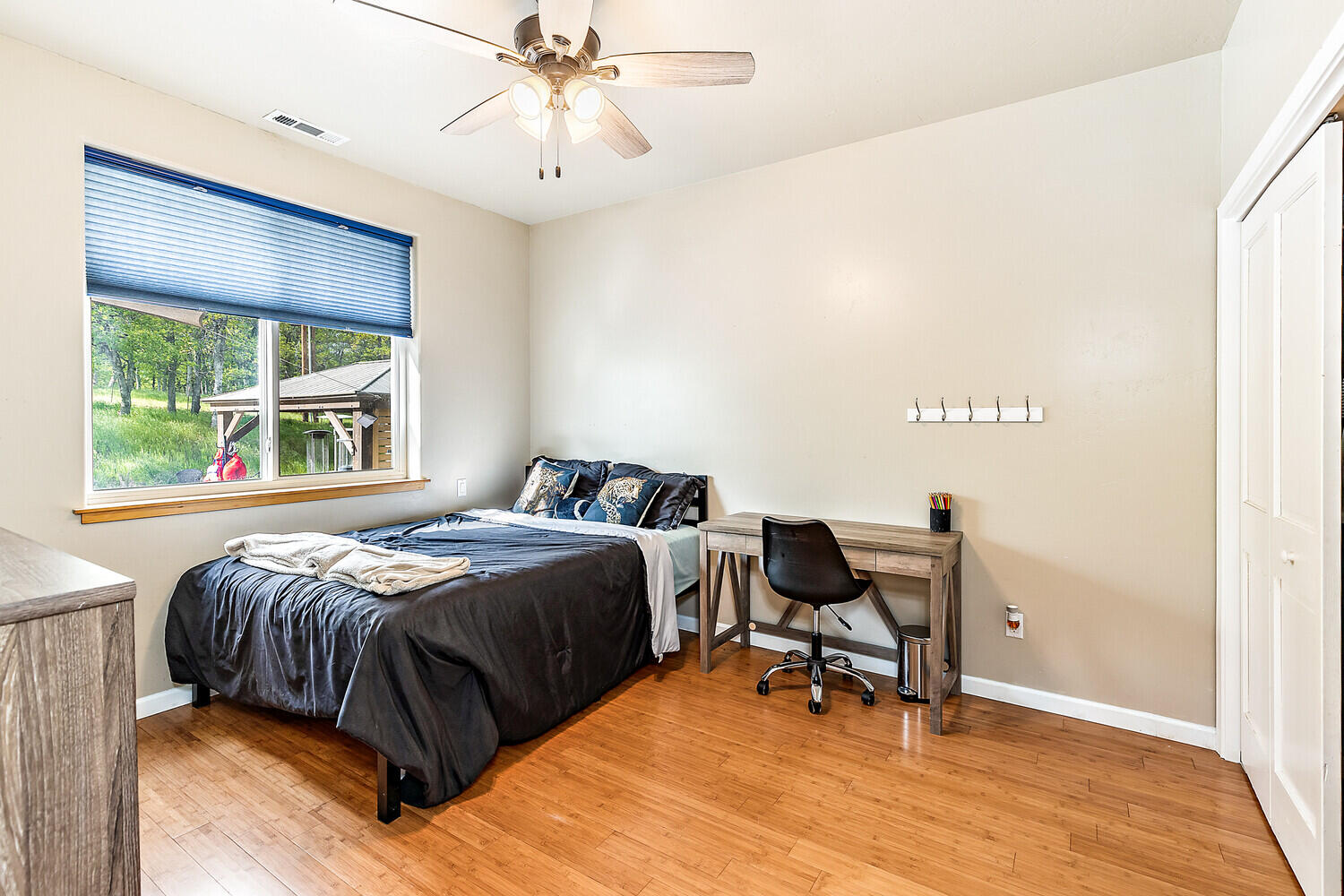 15319 Shiloh Road White City, OR 97503 - Photo 51 of 75 a bedroom with a bed and a window