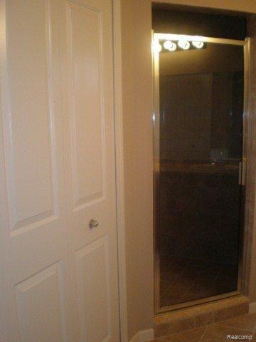 22398 Brantingham Road Macomb, MI 48044 - Photo 31 of 33 shower enclosure.jpg