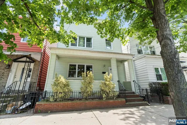 $2,000 | 182 Avenue F, Bayonne, NJ 07002