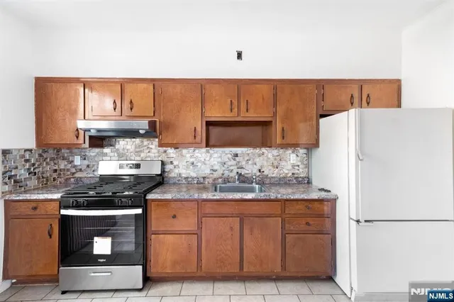 $2,000 | 182 Avenue F, Bayonne, NJ 07002