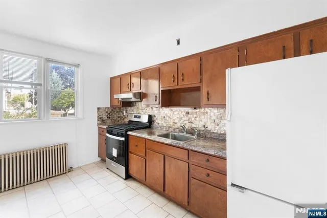 $2,000 | 182 Avenue F, Bayonne, NJ 07002