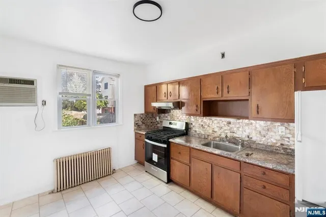 $2,000 | 182 Avenue F, Bayonne, NJ 07002