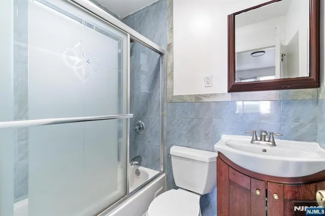 $2,000 | 182 Avenue F, Bayonne, NJ 07002