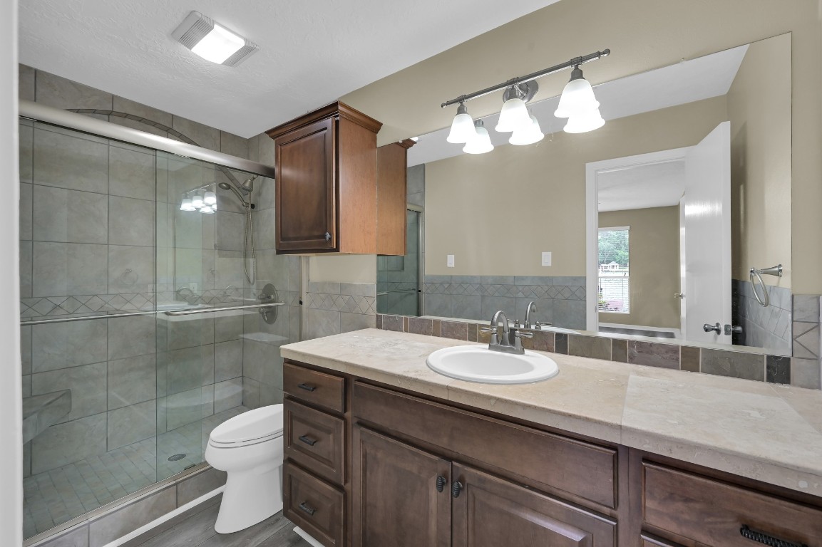 801 River Road, Unit 123F Montgomery, TX 77356 - Photo 28 of 32 a bathroom with a sink a toilet and a mirror