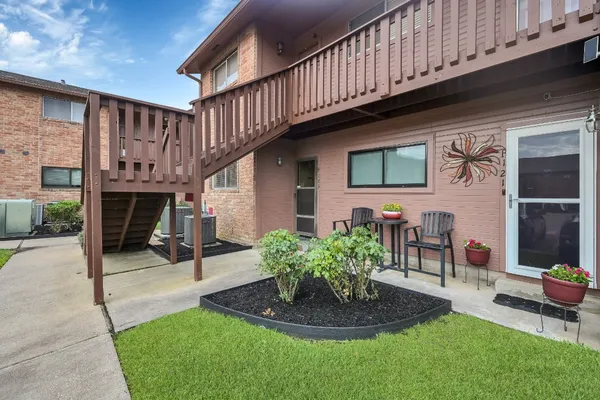 a view of a house with backyard and porch