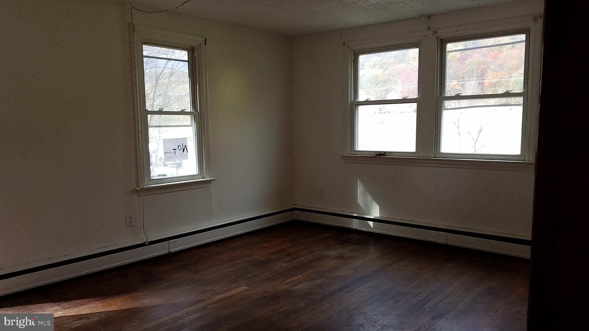 3281 Valley Road Berkeley Springs, WV 25411 - Photo 16 of 26 Living room