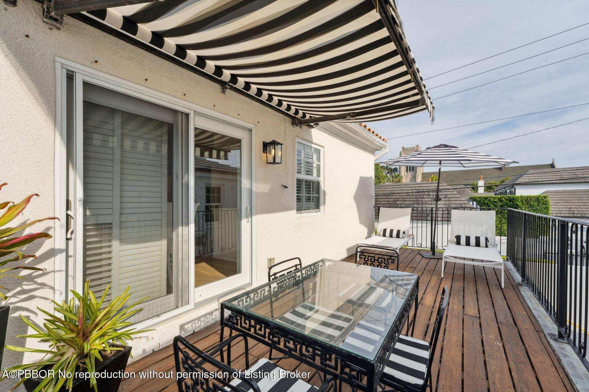 151 South County Road, Unit 2 Palm Beach, FL 33480 - Photo 9 of 22 a balcony view with a sitting space