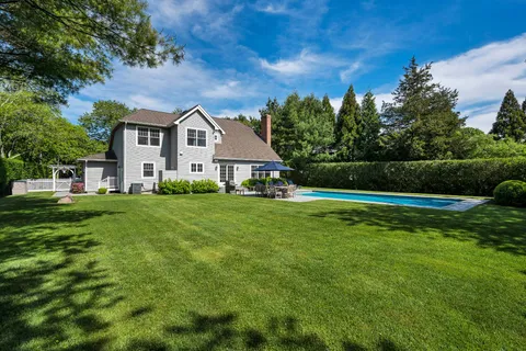 15 Cedar Court, East Hampton, NY 11937