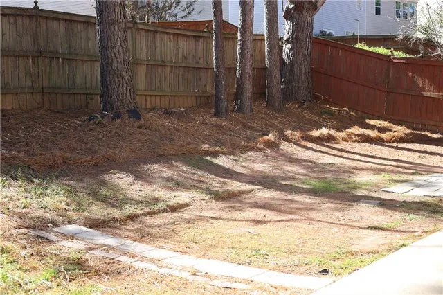 a view of a backyard