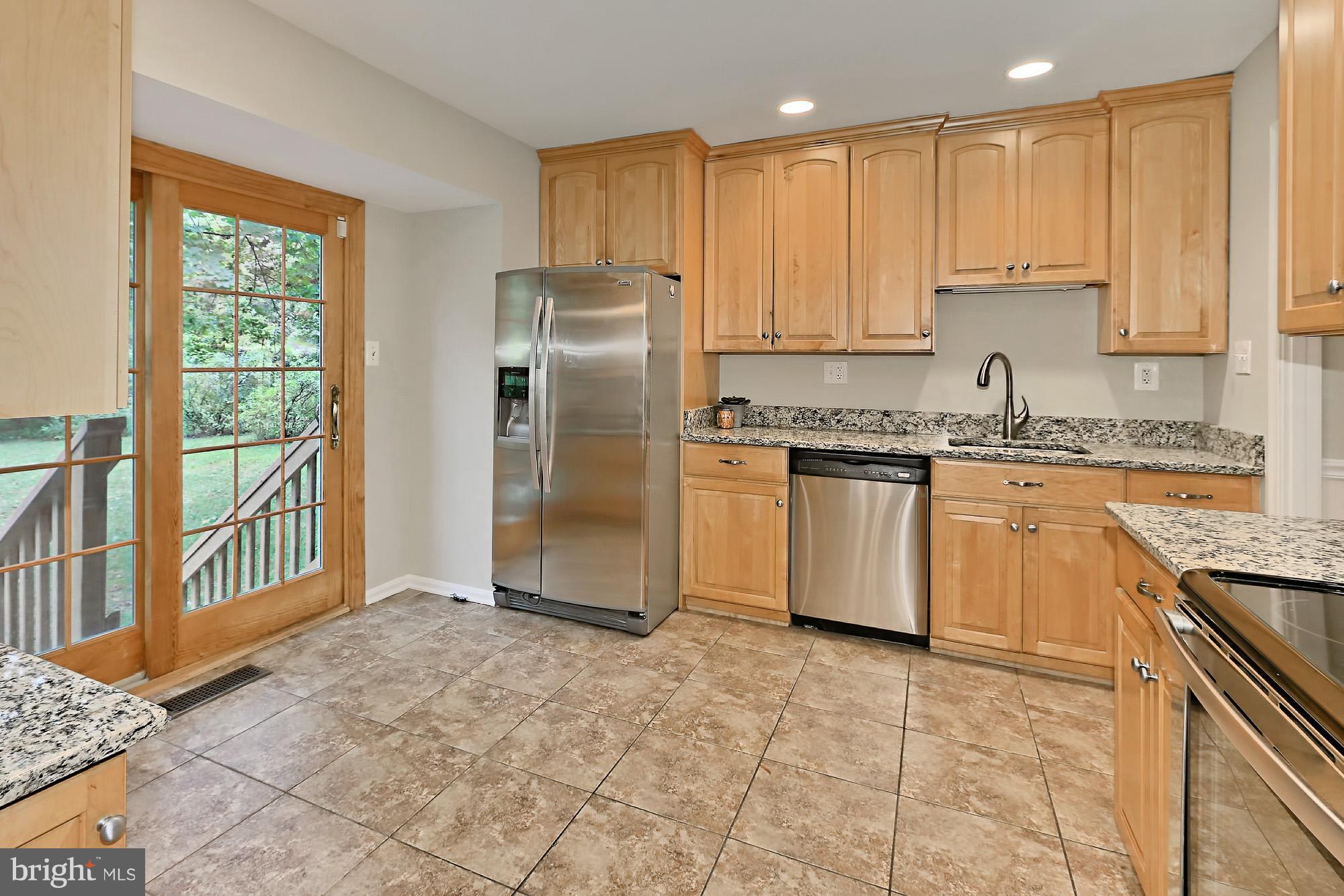 2311 Archdale Road Reston, VA 20191 - Photo 9 of 30 STAINLESS STEEL APPLIANCES & RECESSED LIGHTS