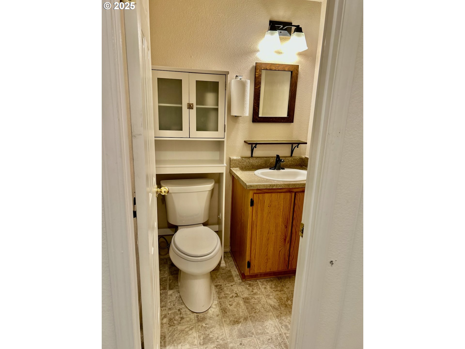 402 Sherwood Loop Florence, OR 97439 - Photo 15 of 33 a bathroom with a toilet sink and mirror