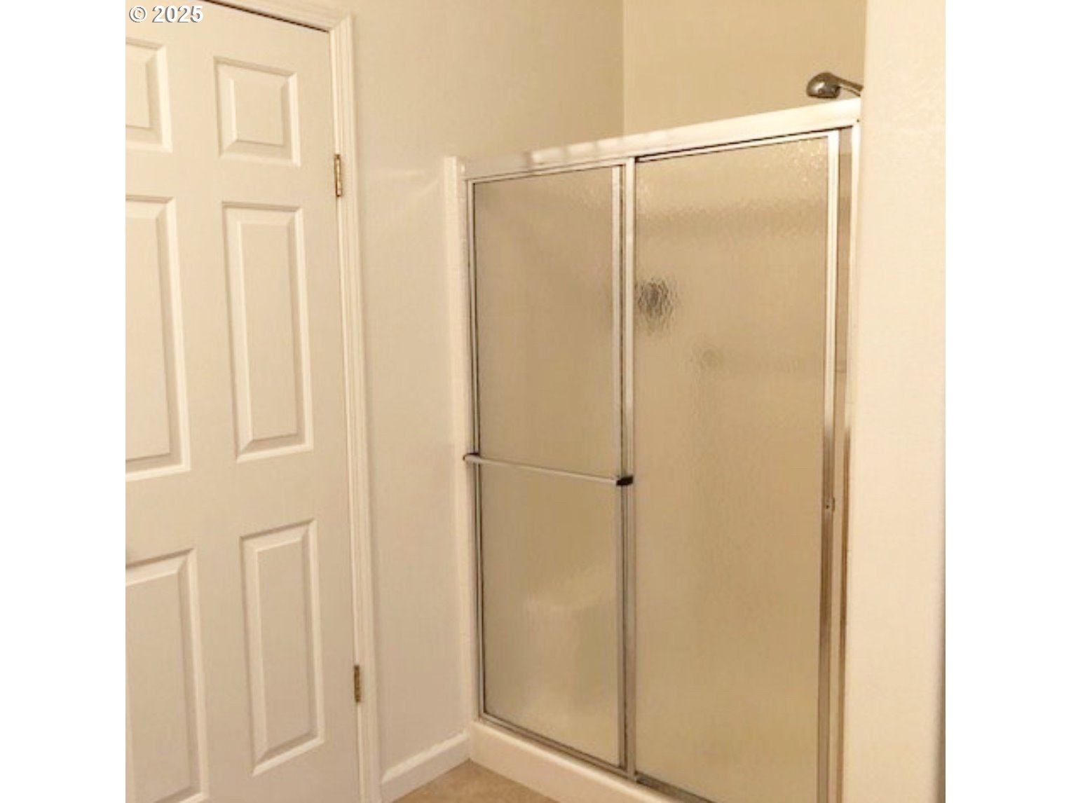 402 Sherwood Loop Florence, OR 97439 - Photo 22 of 33 a bathroom with a glass shower door