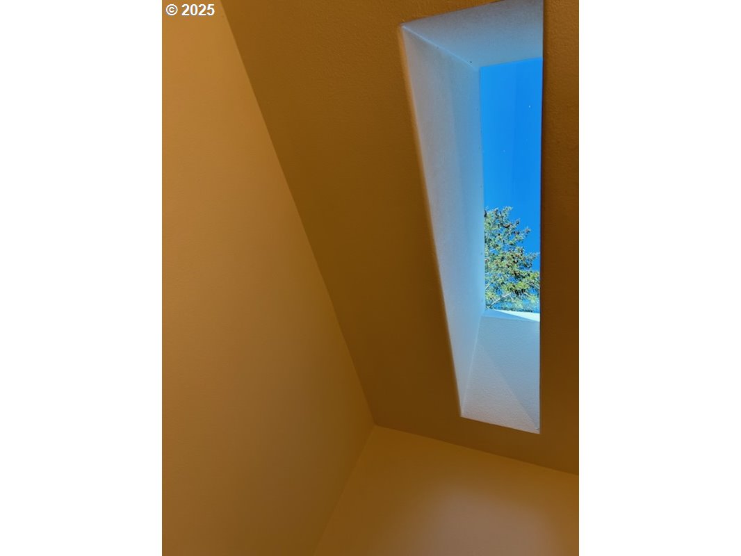 402 Sherwood Loop Florence, OR 97439 - Photo 23 of 33 a view of an entryway