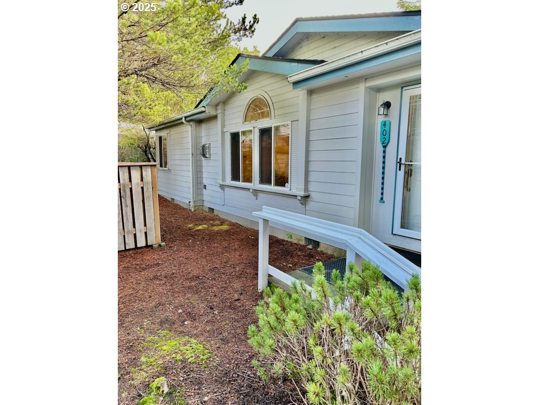 402 Sherwood Loop Florence, OR 97439 - Photo 3 of 33 a front view of a house with garden