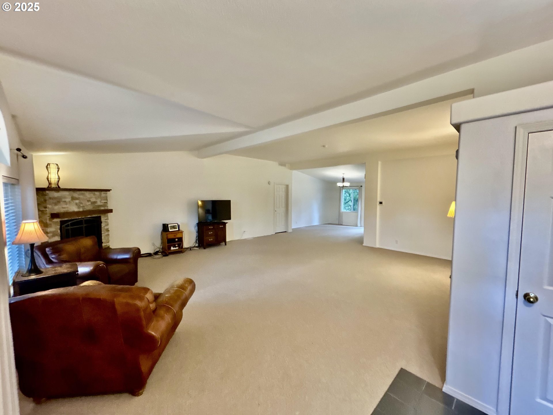 402 Sherwood Loop Florence, OR 97439 - Photo 5 of 33 a living room with furniture a fireplace and a flat screen tv