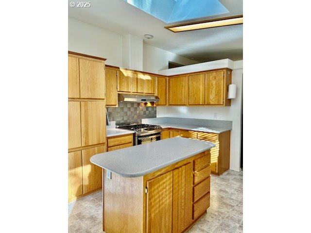 402 Sherwood Loop Florence, OR 97439 - Photo 10 of 33 a kitchen with stainless steel appliances granite countertop a sink and cabinets