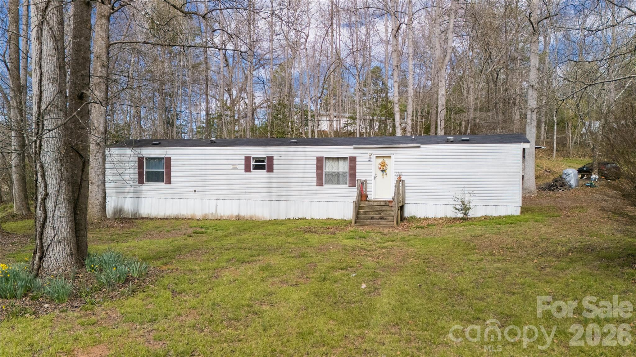 a view of a house with a yard