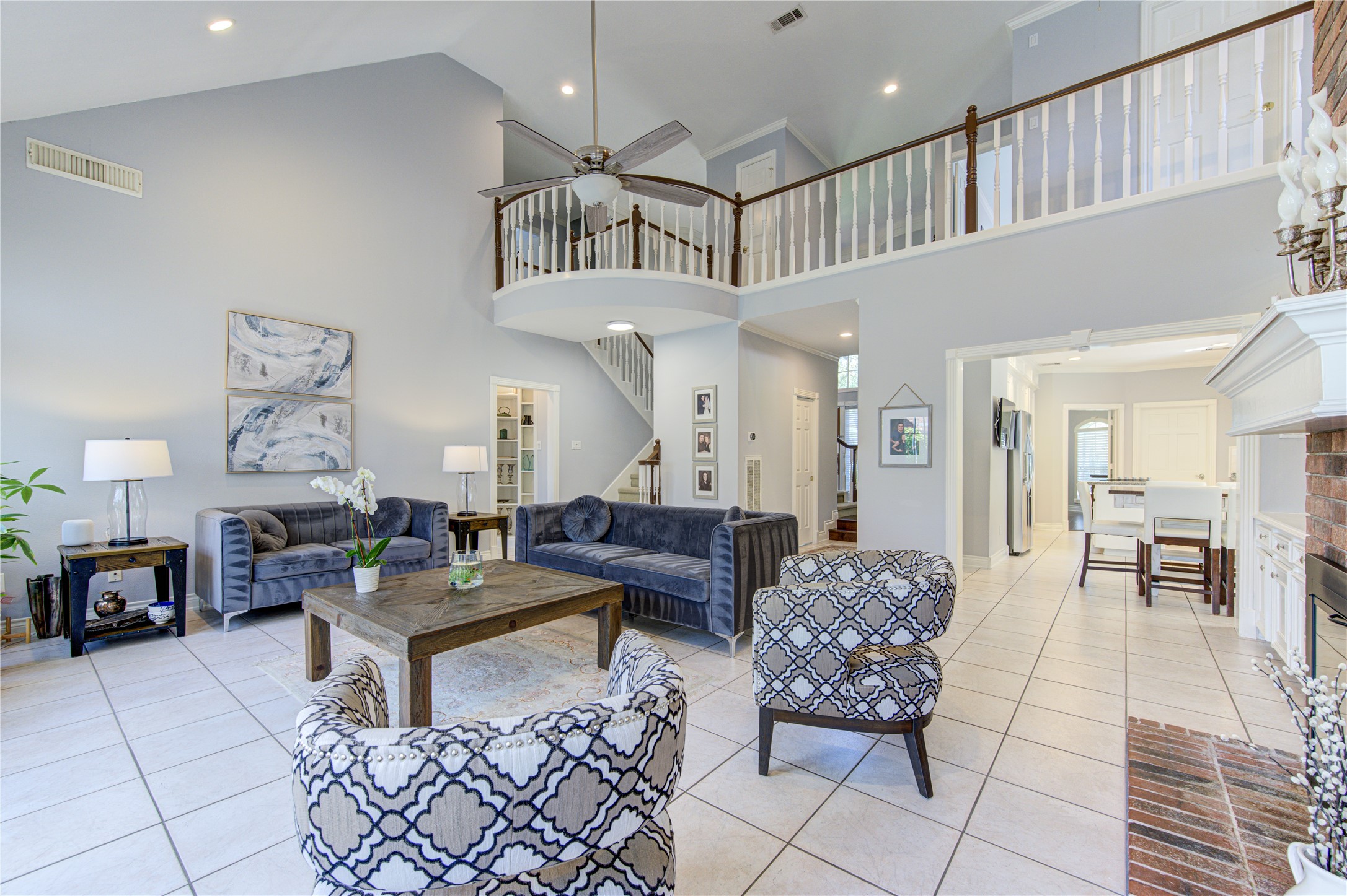3622 Springhill Lane Sugar Land, TX 77479 - Photo 20 of 50 a living room with furniture and a dining table