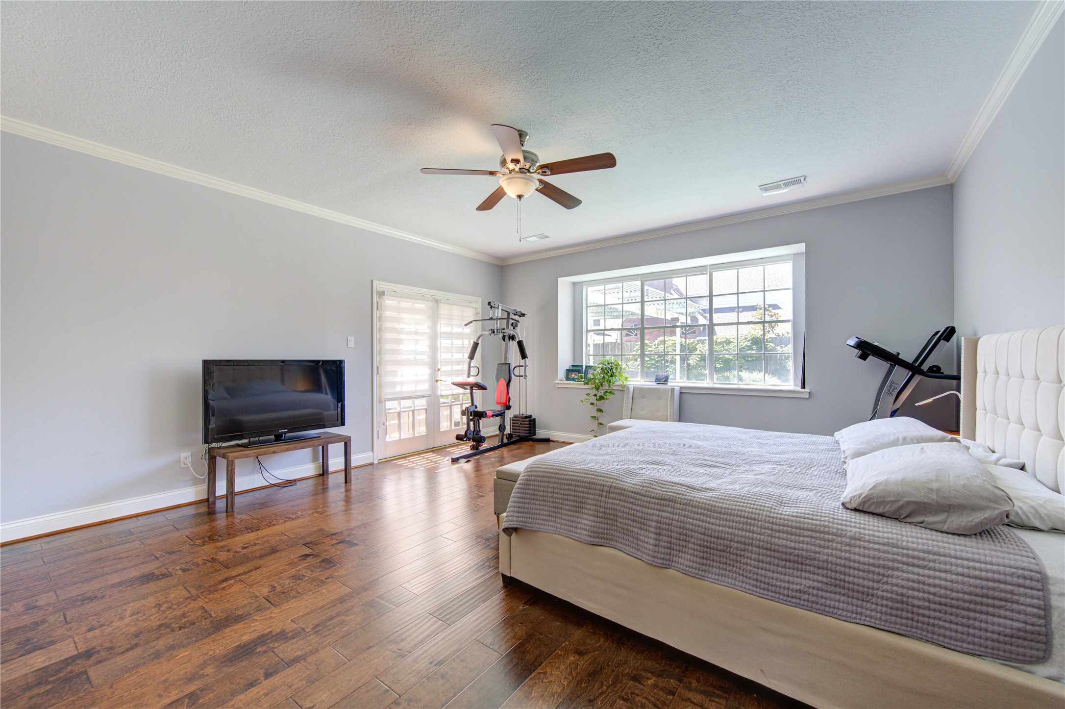 3622 Springhill Lane Sugar Land, TX 77479 - Photo 24 of 50 a bedroom with a bed a couch and a chandelier