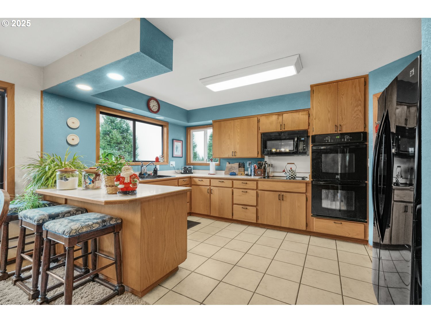 4644 Glen Echo Way Central Point, OR 97502 - Photo 11 of 42 a kitchen with counter space cabinets and appliances