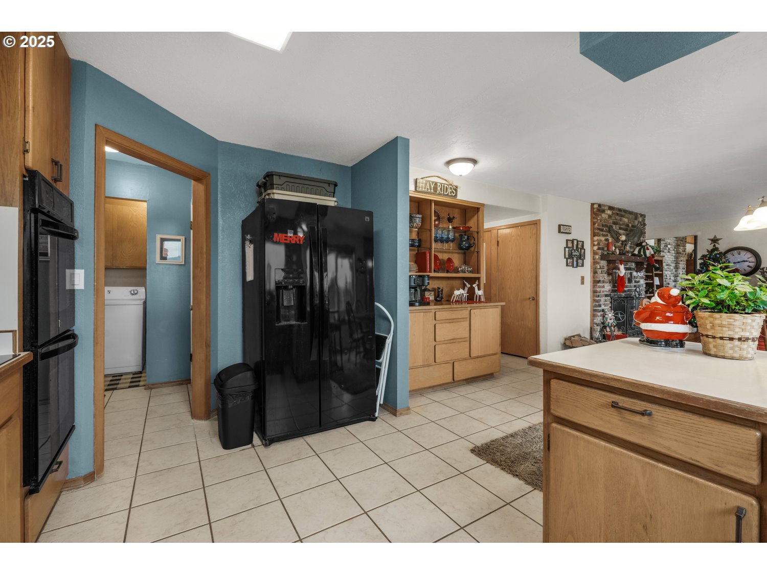 4644 Glen Echo Way Central Point, OR 97502 - Photo 13 of 42 a kitchen with a refrigerator and a sink