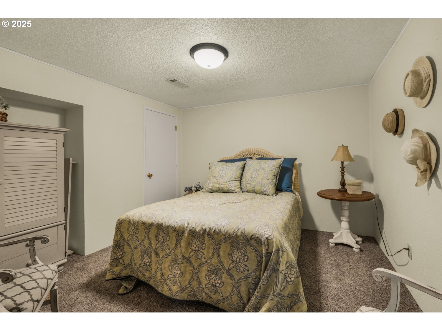 4644 Glen Echo Way Central Point, OR 97502 - Photo 20 of 42 a bedroom with a bed and a window