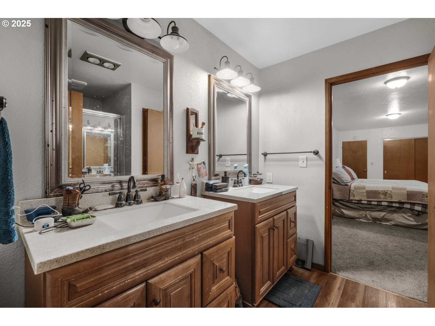 4644 Glen Echo Way Central Point, OR 97502 - Photo 25 of 42 a bathroom with a sink double vanity