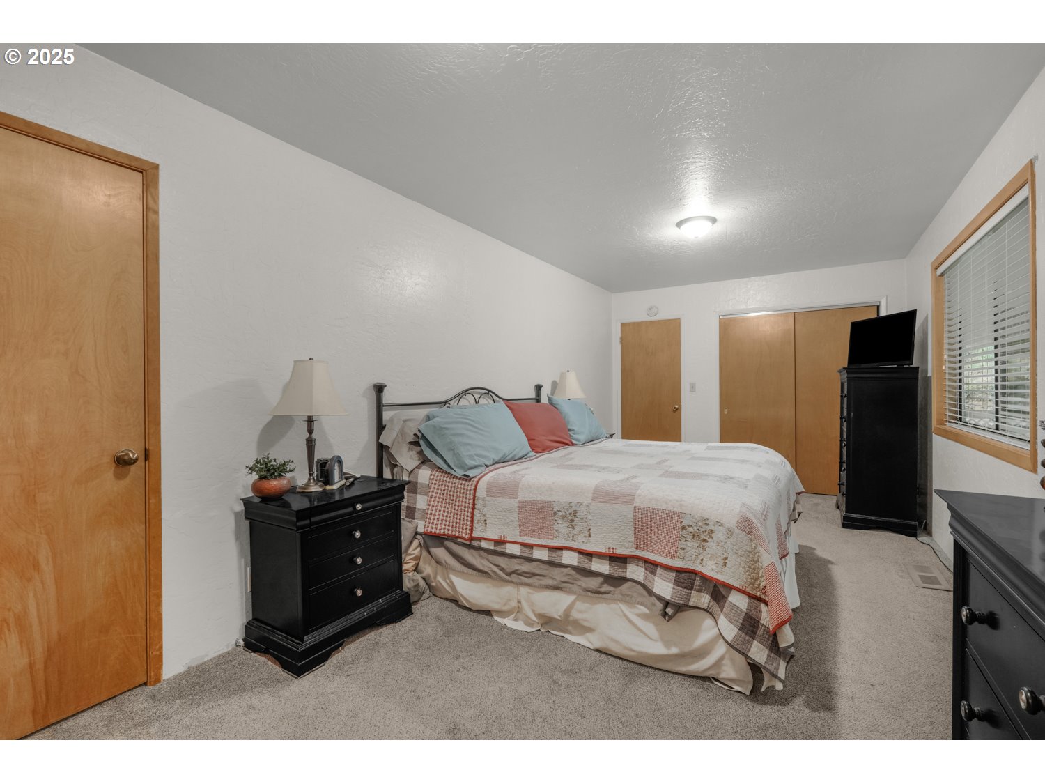 4644 Glen Echo Way Central Point, OR 97502 - Photo 26 of 42 a spacious bedroom with a bed and a tv