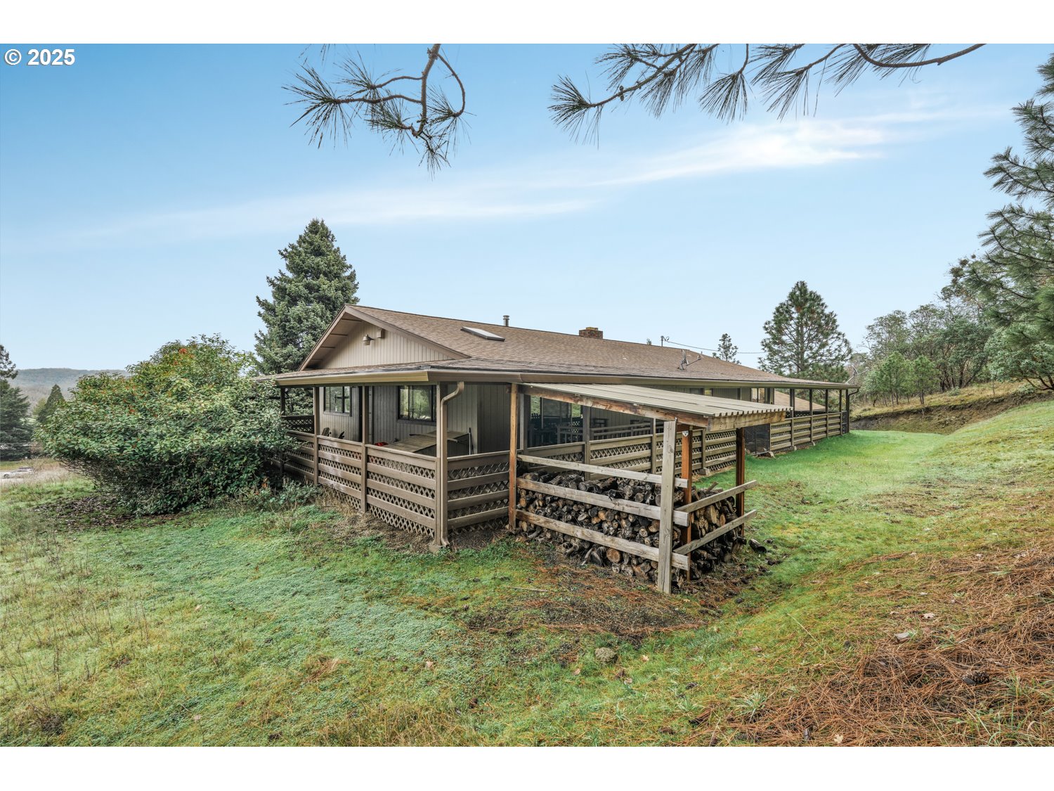 4644 Glen Echo Way Central Point, OR 97502 - Photo 40 of 42 a backyard of a house with a garden and deck