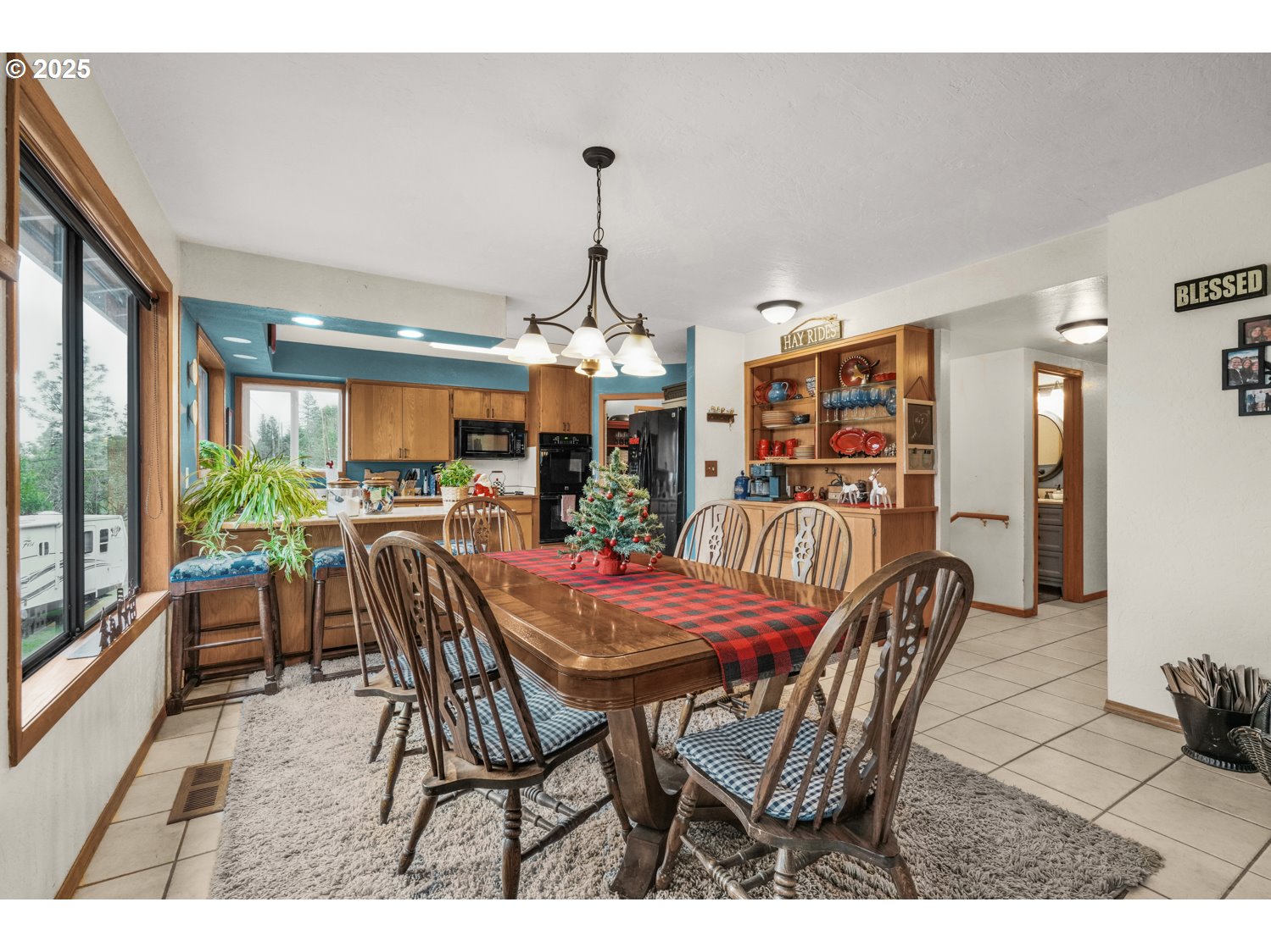 4644 Glen Echo Way Central Point, OR 97502 - Photo 5 of 42 a dining room with furniture a chandelier and window