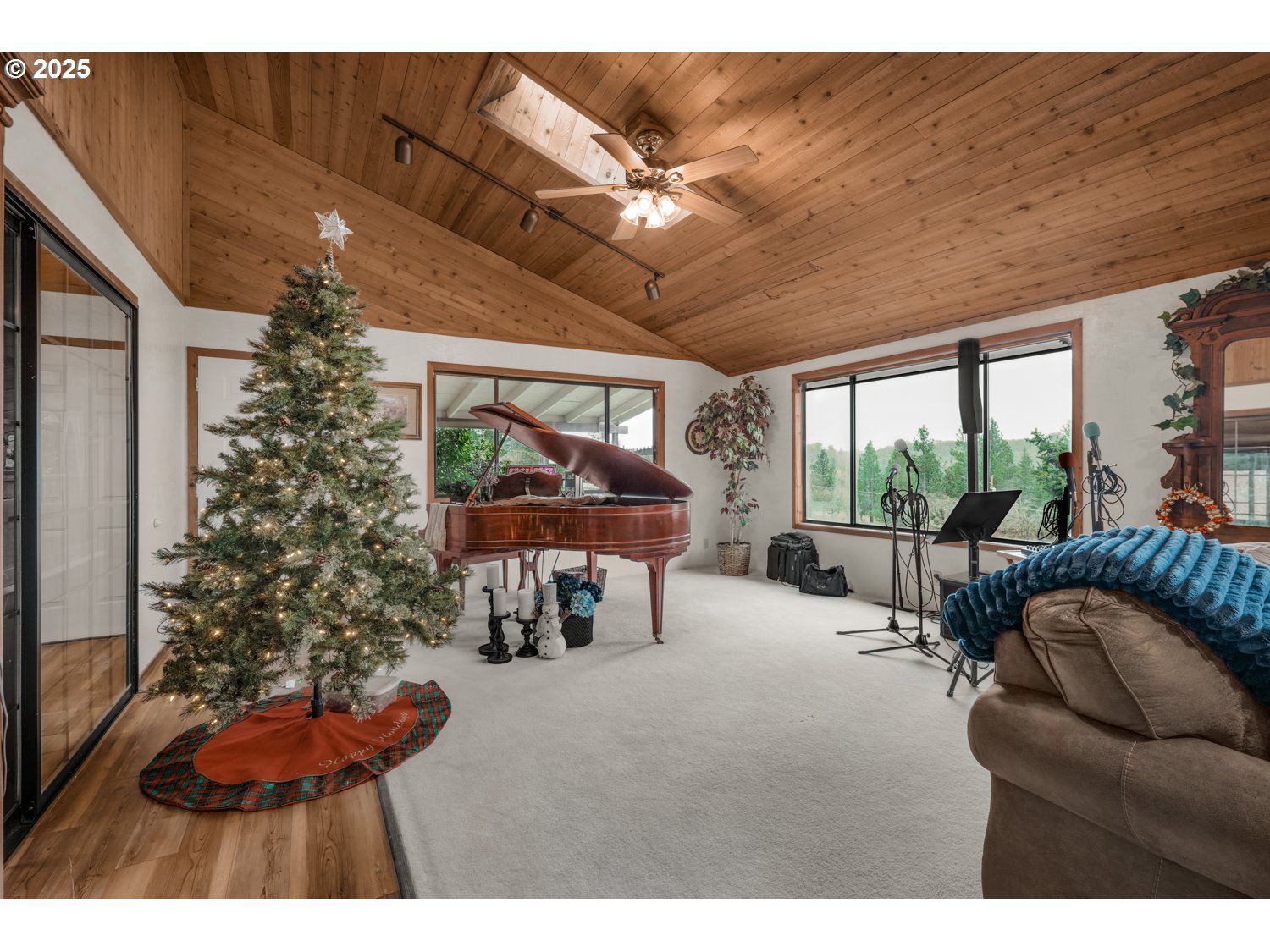 4644 Glen Echo Way Central Point, OR 97502 - Photo 7 of 42 a living room with furniture and a large window