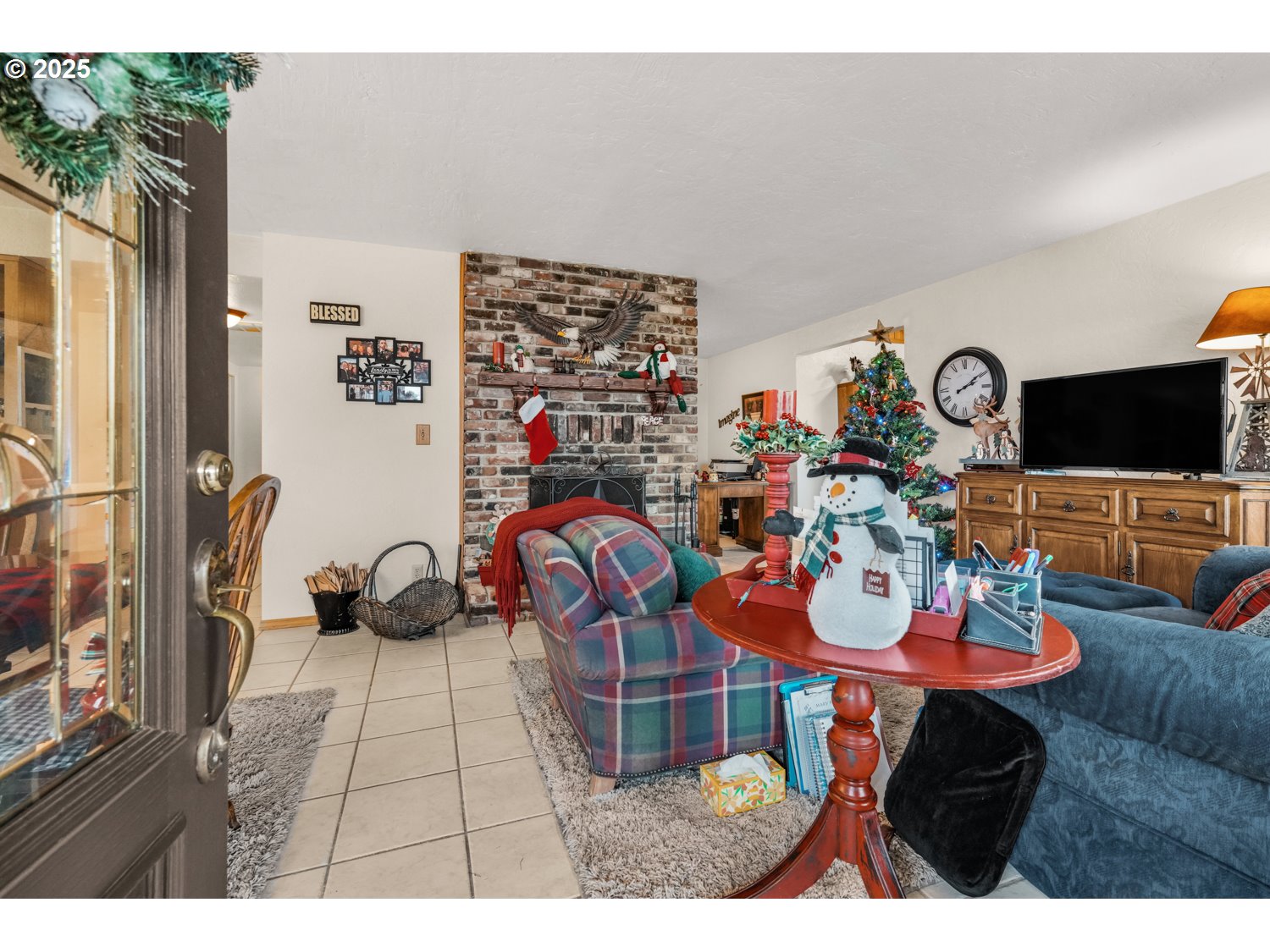 4644 Glen Echo Way Central Point, OR 97502 - Photo 8 of 42 a view of a dining room with furniture and chandelier