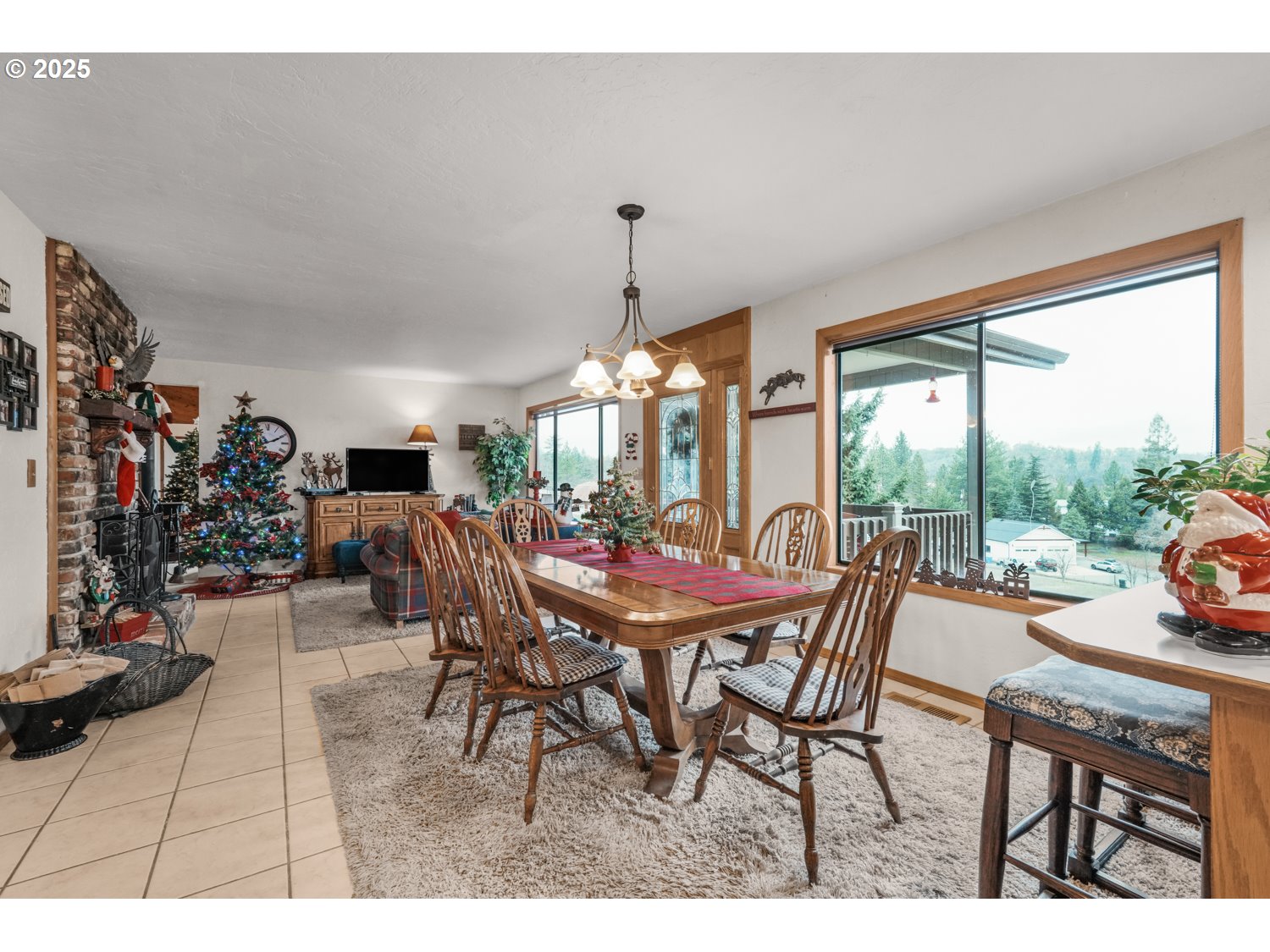 4644 Glen Echo Way Central Point, OR 97502 - Photo 10 of 42 a view of a dining room with furniture window and outside view