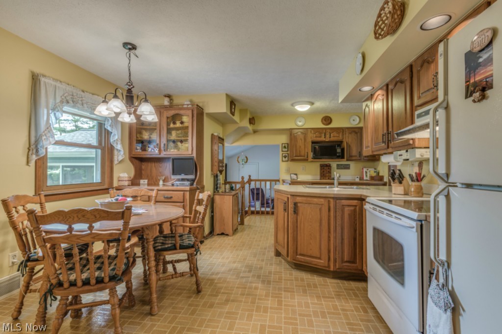 1043 Ford Road Cleveland, OH 44143 - Photo 7 of 25