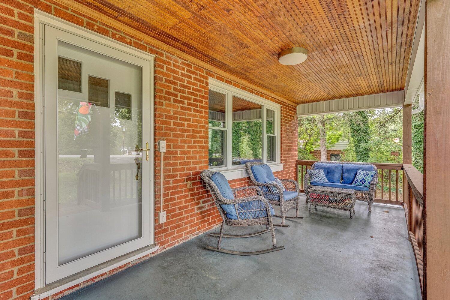 7204 Plantation Road Roanoke, VA 24019 - Photo 3 of 29 DSC2047