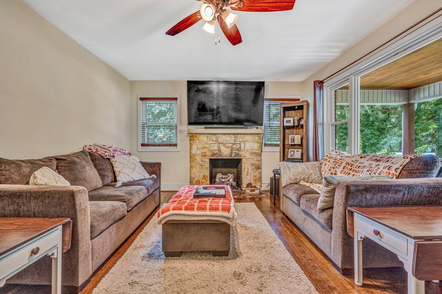7204 Plantation Road Roanoke, VA 24019 - Photo 4 of 29 DSC2065
