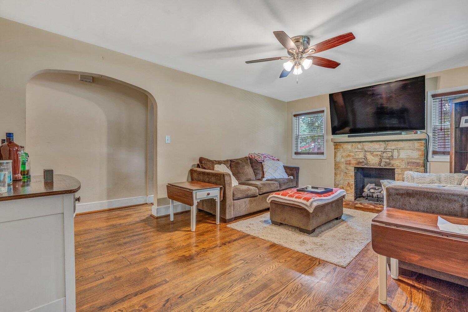 7204 Plantation Road Roanoke, VA 24019 - Photo 6 of 29 DSC2071