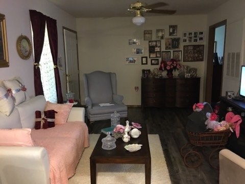 500 Danville Road Kilgore, TX 75662 - Photo 17 of 22 a living room with furniture and a mirror
