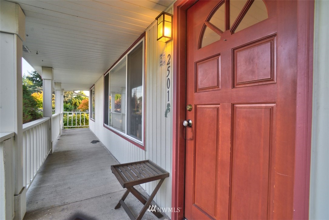2501 Dayton Avenue Northeast Renton, WA 98056 - Photo 3 of 28 Gallery Image 3