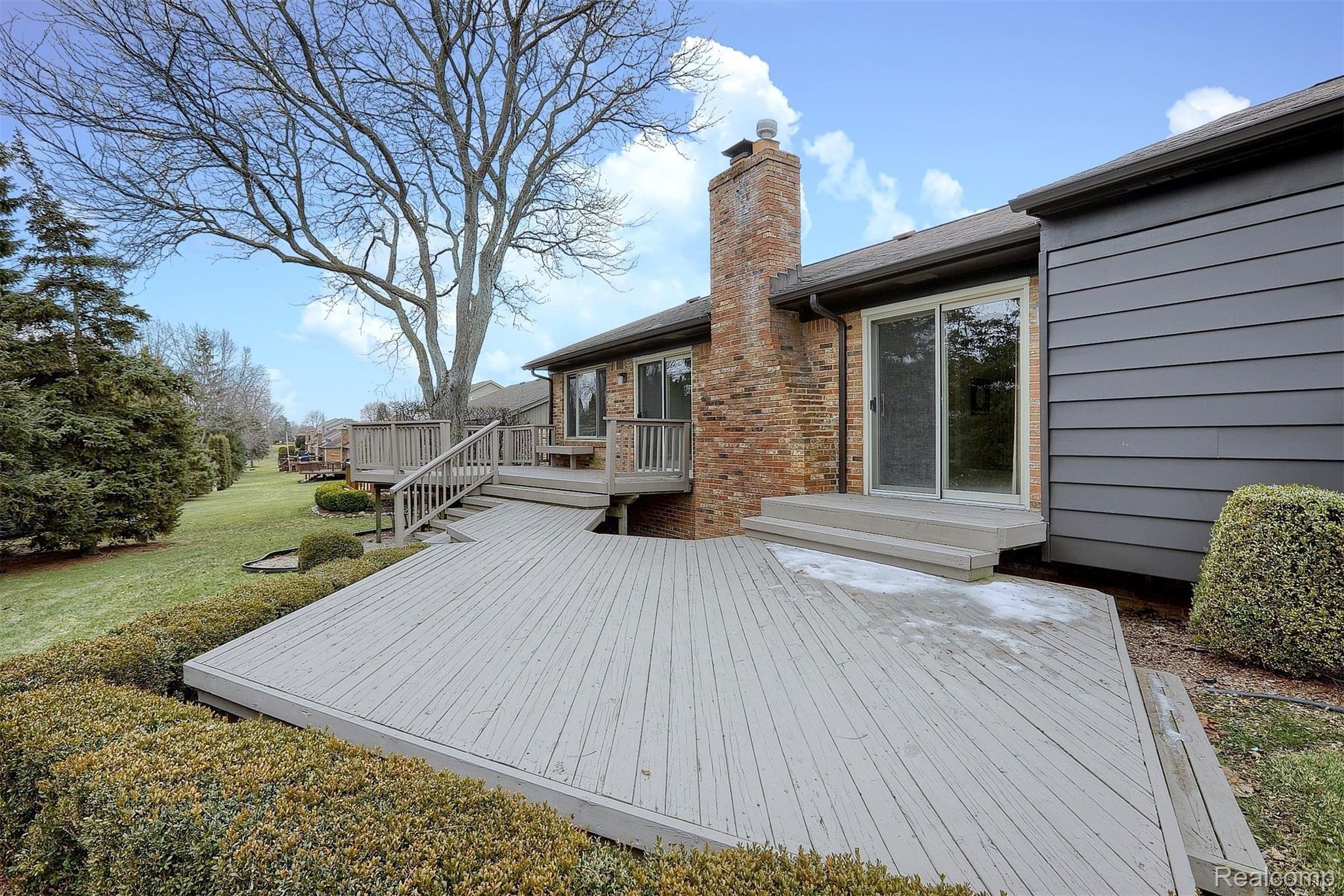 2049 Cumberland Road Rochester, MI 48307 - Photo 30 of 33 30-Deck 2nd View.jpg