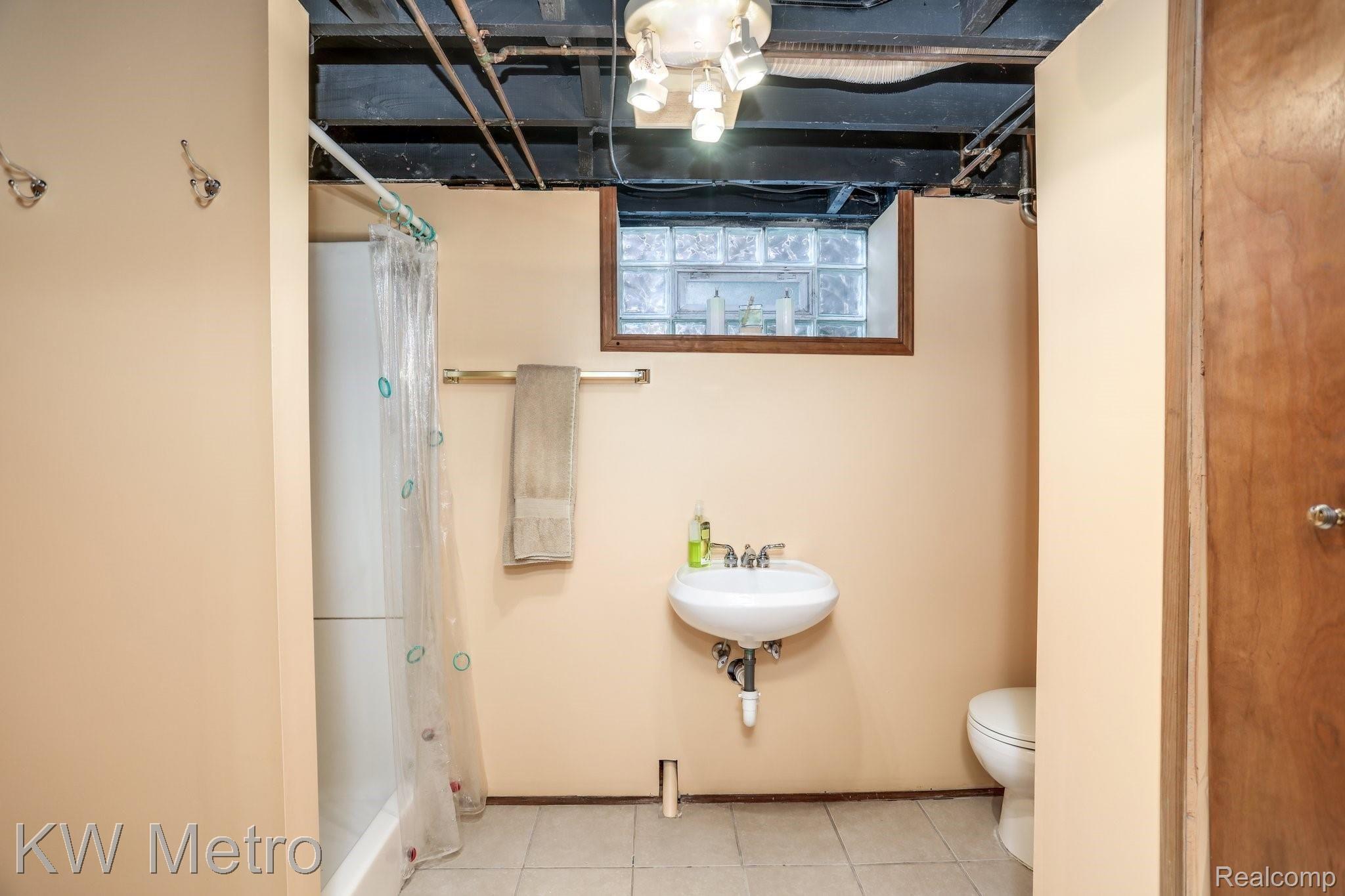 2428 Cambridge Road Berkley, MI 48072 - Photo 28 of 35 Convenient full bathroom in basement