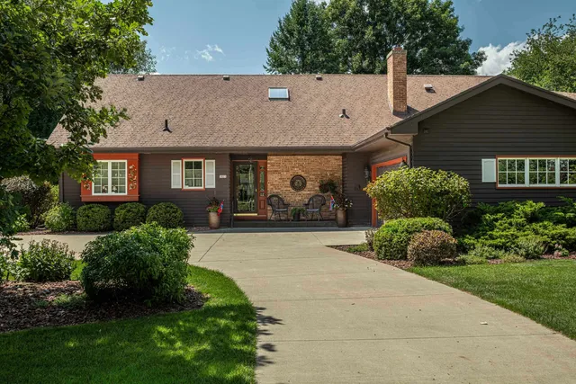 $749,900 | 1825 Country Club Road, Stoughton, WI 53589