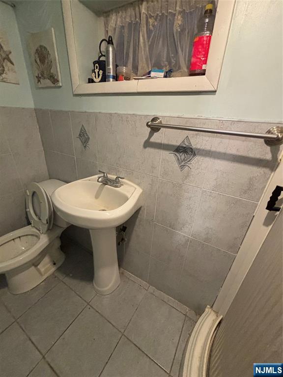 552 River Street Paterson, NJ 07524 - Photo 13 of 21 a bathroom with a toilet and a sink