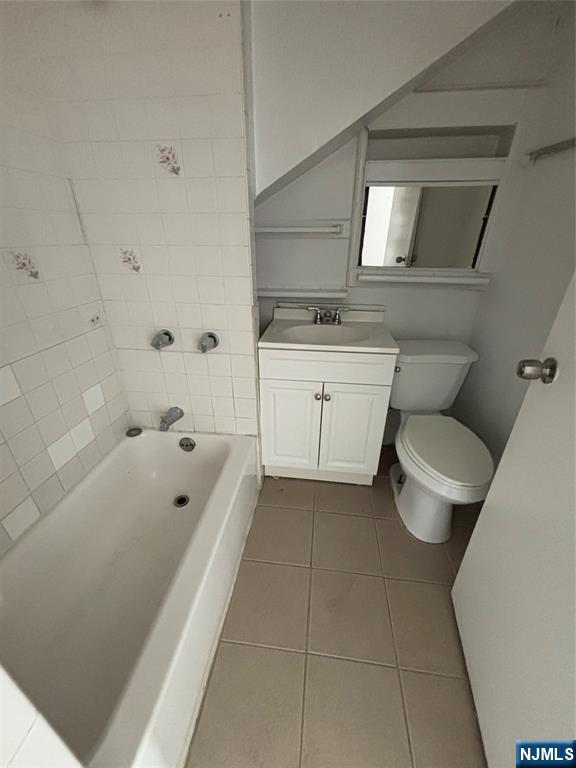 552 River Street Paterson, NJ 07524 - Photo 15 of 21 a bathroom with a toilet sink and bathtub