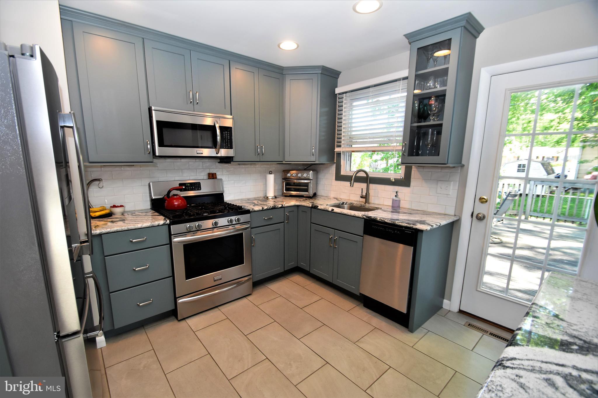 13 Brookmead Road Newark, DE 19711 - Photo 3 of 54 Granite kitchen. Tile floor. Gas cooking.