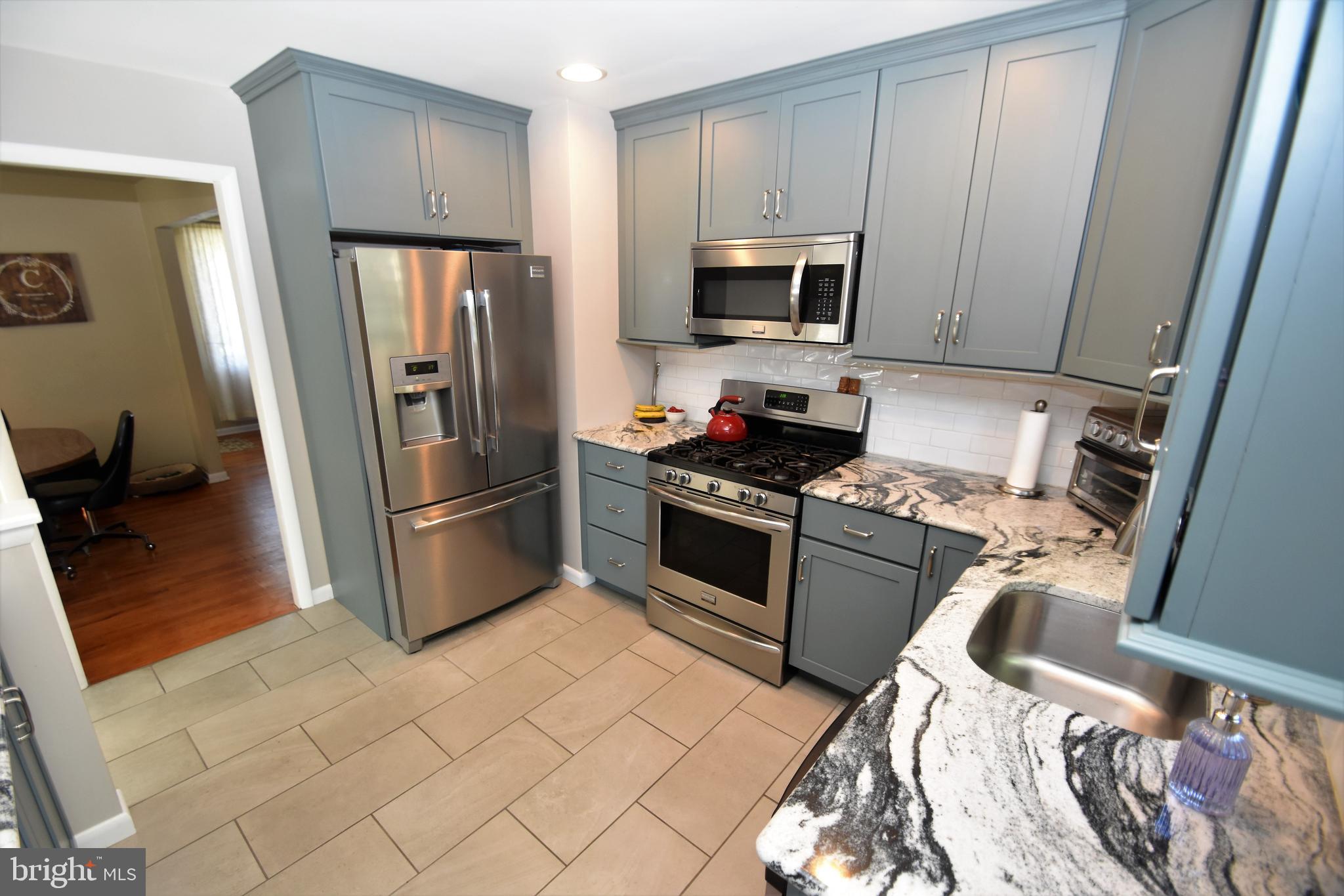 13 Brookmead Road Newark, DE 19711 - Photo 4 of 54 Granite kitchen. Tile floor. Gas cooking.