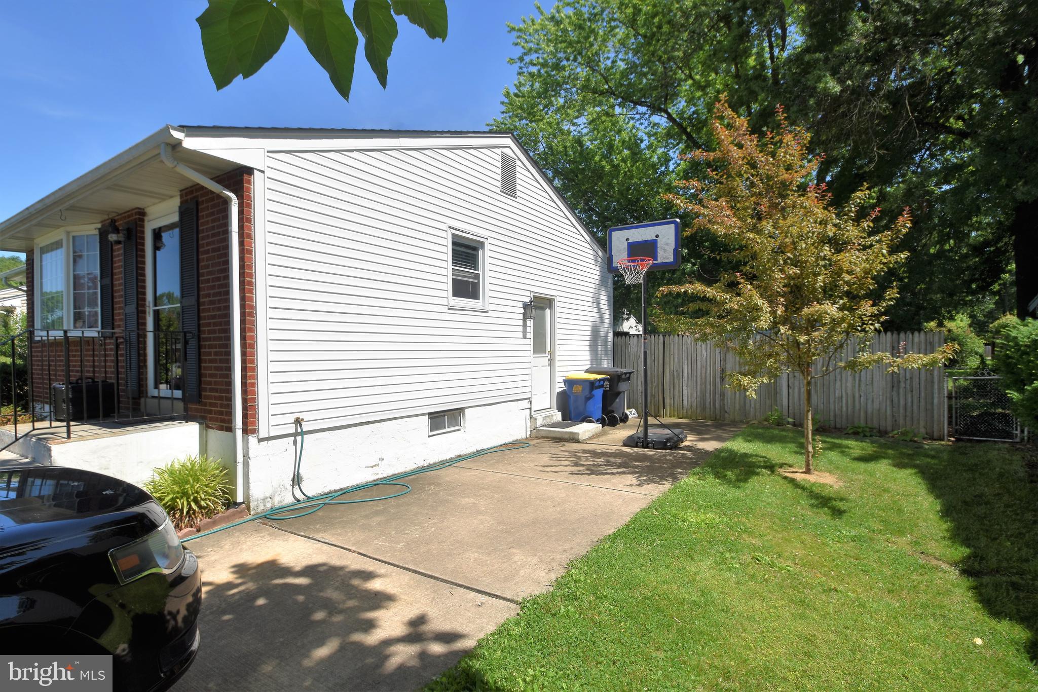 13 Brookmead Road Newark, DE 19711 - Photo 40 of 54 Maintenance Free, side view. Privacy Fence.